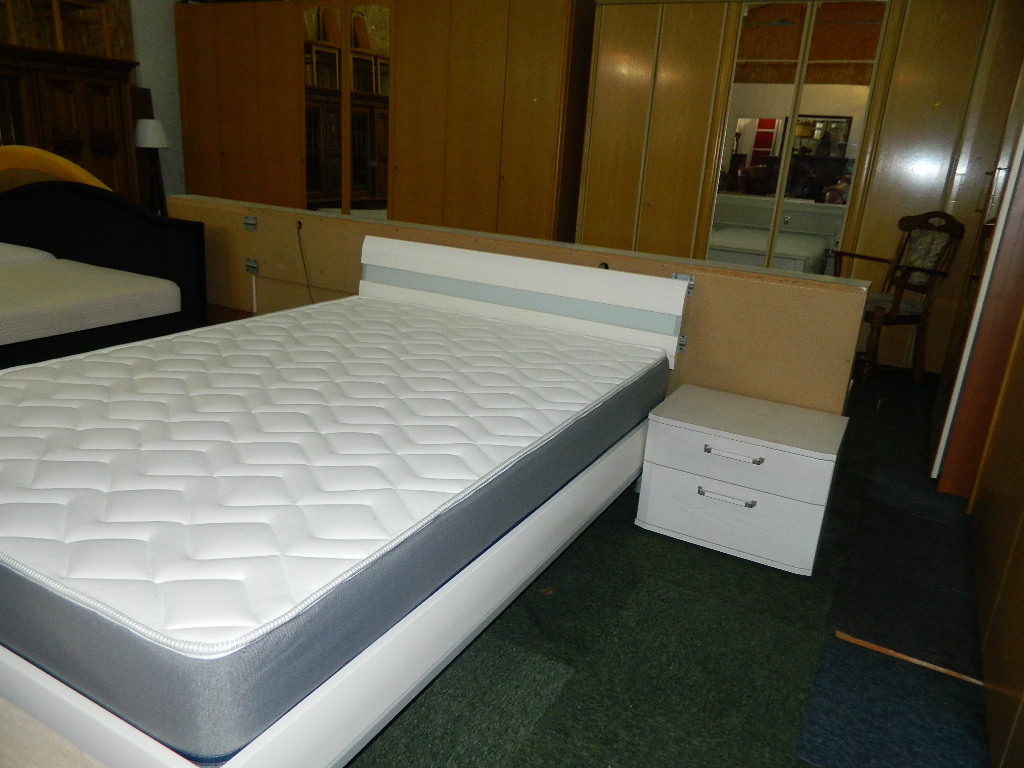 pat alb cu noptiera ,dimensiuni 140/200 cm....