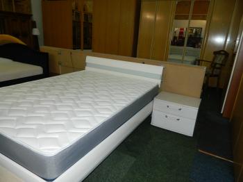 pat alb cu noptiera ,dimensiuni 140/200 cm....