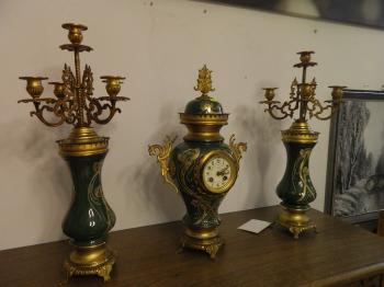 ceas semineu mecanic cu 2  sfesnice  din ceramica verde pictat manual ,alama si bronz,.....
