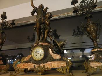 ceas semineu mecanic cu 2 sfesnice din marmura roz,bronz si alama,,,